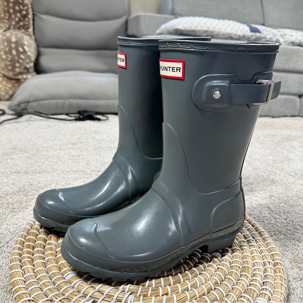 Hunter Women’s Original Rain Boots Short Gloss Outdoor in Graphite Gray 6